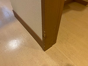 トイレ枠シート貼替え補修
 before